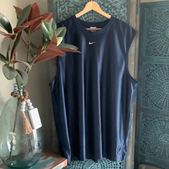 ✨NEW ITEM✨Nike sleeveless top - Picture 1 of 3